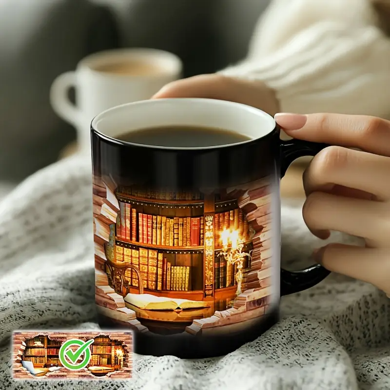 Magiczny ceramiczny kubek termiczny z motywem regału na książki